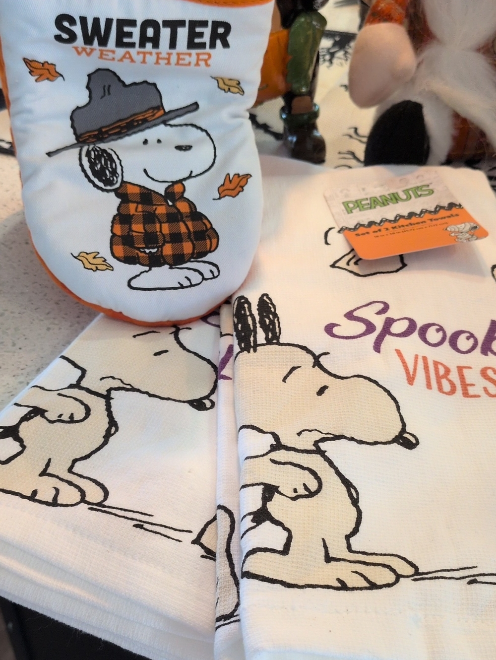 Peanuts Snoopy  Oven Mitt and Towel Set - Snoopy & Ghost 2 Towels 2 Oven Mitts